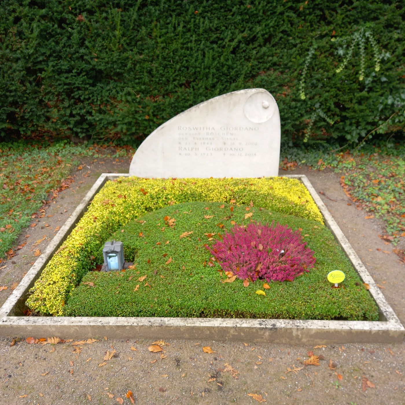 Grabstätte von Ralph Giordano auf Südfriedhof Köln
